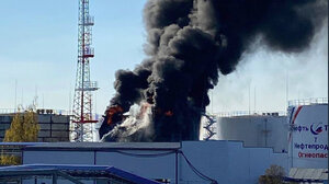 Ρωσία: Φωτιά σε αποθήκη καυσίμων – Οι ρωσικές αρχές κατηγορούν την Ουκρανία για το βομβαρδισμό