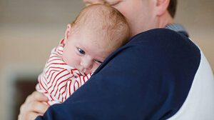 Βρέφος έπεσε από τα χέρια του πατέρα του και σκοτώθηκε