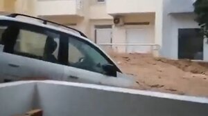 Kακοκαιρία στην Κρήτη: Χείμαρρος "εξαφανίζει" αυτοκίνητο!
