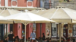 Άλμα τζίρου σε καταλύματα, εστίαση τον Αύγουστο