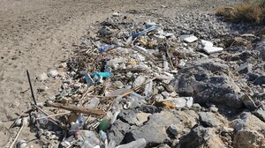 Δε γλίτωσε από τη μανία του νερού ούτε η παραλία του Καρτερου