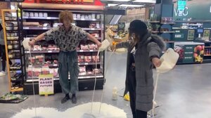 Έφηβοι ρίχνουν γάλα στα σούπερ μάρκετ διαμαρτυρόμενοι για την «καταστροφική» γαλακτοβιομηχανία