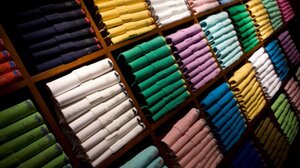 Πώς όλος ο κόσμος γέμισε μπλουζάκια με το αλογάκι: Το απόλυτο success story της μόδας