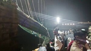 Ινδία: Τουλάχιστον 68 νεκροί από την κατάρρευση κρεμαστής γέφυρας