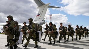 Έφθασαν στη Λευκορωσία οι πρώτοι Ρώσοι στρατιώτες 