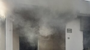 Εβαλε φωτιά στο σπίτι του και έτρωγε μακαρόνια στην αυλή