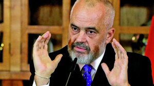 Ο Έντι Ράμα καταδικάζει τη βρετανική κυβέρνηση για διακρίσεις σε βάρος Αλβανών