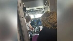 Γέννησε εν πτήσει! Όλοι χειροκροτούσαν τον νέο επιβάτη