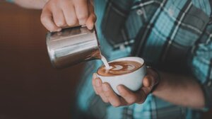 Σάλος στη Νέα Σμύρνη: Καφετέρια έδιωξε πελάτες επειδή ήταν ηλικιωμένοι!