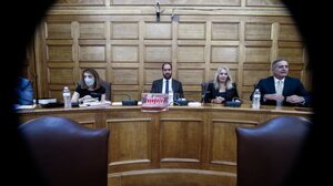 Υποκλοπές: Ένα βήμα πίσω από την κυβέρνηση – Η Βουλή καλεί σε ακρόαση τους εμπόρους του Predator