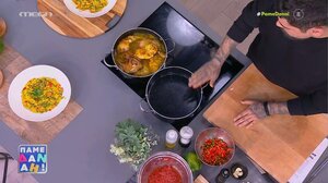 Ο Τίμος Ζαχαράτος ετοιμάζει παέγια με κοτόπουλο