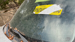 Στο ίδιο σημείο το εγκαταλειμμένο όχημα παρά την καταγγελία 