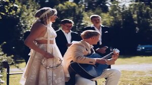 Θετά αδέλφια παντρεύτηκαν με την ευλογία των γονιών τους