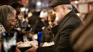 Αρχιεπίσκοπος Ελπιδοφόρος: Μοίρασε γεύματα και ρούχα σε άστεγους της Νέας Υόρκης