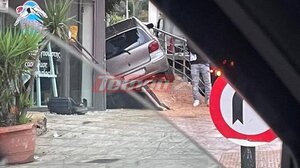 Διαφορετικό τροχαίο – Αυτoκίνητο «σκαρφάλωσε» σε ράμπα