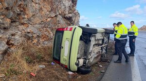 Ανατροπή ΙΧ με δύο εγκλωβισμένες γυναίκες