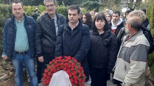 Πολυτεχνείο: Στεφάνι στο μνημείο κατέθεσε αντιπροσωπεία του ΣΥΡΙΖΑ-ΠΣ και της Νεολαίας του