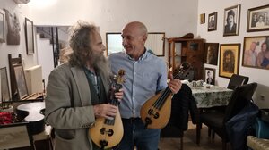 Καθηγητής του Πανεπιστημίου Κρήτης κατασκεύασε και δώρισε λύρες στον Ψαραντώνη!