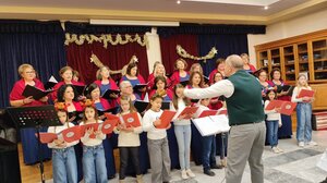 H χορωδία Μαλίων έψαλε τα Χριστουγεννιάτικα Κάλαντα