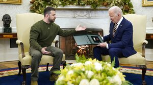 Ο Ζελένσκι απένειμε στρατιωτικό μετάλλιο στον Μπάιντεν