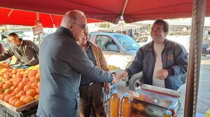 Στην λαϊκή αγορά των Πατελών ο Δήμαρχος Ηρακλείου Βασίλης Λαμπρινός
