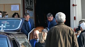 Δυστύχημα στο Βουκουρέστι: Σπαρακτικό το «αντίο» στην κηδεία του Νίκου Χλώψιου 