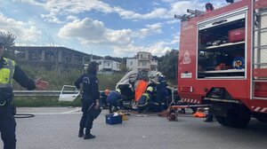 Εγκλωβισμός δύο ατόμων, μετά από τροχαίο στην εθνική - Βίντεο και φωτογραφίες