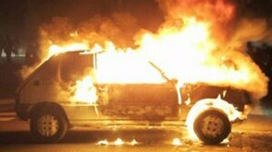 Το αυτοκίνητο τυλίχθηκε στις φλόγες μέσα στη νύχτα