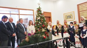 Χριστουγεννιάτικες μελωδίες και κάλαντα "πλημμύρισαν" Περιφέρεια και Δημαρχεία