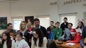 Παραδοσιακά κάλαντα και ευχές από μαθητές στο Δήμαρχο Μαλεβιζίου 