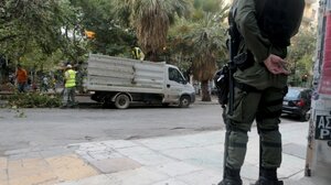 Εξάρχεια: Εντάσεις, προσαγωγές και συλλήψεις για την κοπή των δένδρων λόγω του μετρό