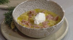 Σούπα σελινόριζας με μήλο και λούντζα