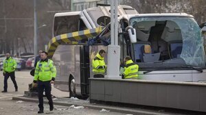 Δυστύχημα στο Βουκουρέστι: Πώς έγινε το τροχαίο με τον έναν νεκρό και τους 23 τραυματίες - Σε κώμα μια γυναίκα