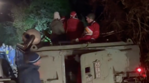 Μεθυσμένοι «Άγιοι Βασίληδες» οδήγησαν vintage τανκ σε χωριό προκαλώντας χάος