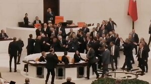 Τουρκία: Άγριο ξύλο στη βουλή κατά τη συζήτηση του προϋπολογισμού 