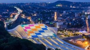 Έργο του Daniel Buren λούζει με χρώματα τον σιδηροδρομικό σταθμό της Λιέγης