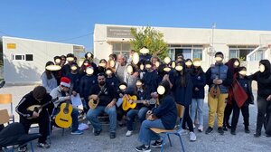 Ολοζώντανη ορχήστρα στην αυλή του σχολείου με ... "μαέστρο" τον Γιάννη Χαρούλη!