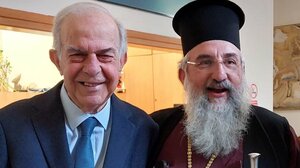 Πως το ψυχροπολεμικό κλίμα… έγινε αδελφικό ανάμεσα σε Αρχιεπίσκοπο και Δήμαρχο! 