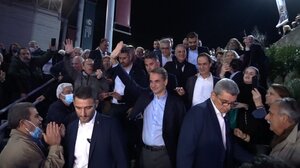 Στρίμωγμα και αγώνας για ... μια selfie με τον Πρωθυπουργό