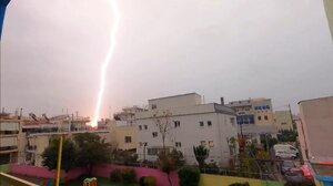 Αστραπή - "βόμβα" έπεσε στην Αθήνα: Οι κάτοικοι ένιωσαν τη γη να σείεται!