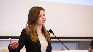 Έφη Αχτσιόγλου: "Nα διαμορφώσουμε ένα κόμμα μακριά από την εσωστρέφεια, ανοιχτό σε νέες ιδέες"