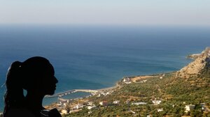 Εξαφάνιση στο Καστρί: Βουτιά της 57χρονης στη θάλασσα κατέγραψαν κάμερες