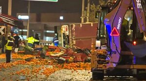 Νταλίκα φορτωμένη με πορτοκάλια ανατράπηκε στον Κηφισό