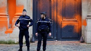 Γαλλία: Ακριβιστές πέταξαν μπογιά στην πύλη του πρωθυπουργικού μεγάρου