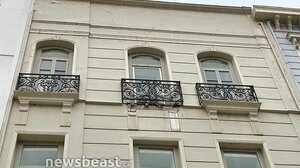 Έπεσε μπαλκόνι στην Ερμού λόγω της κακοκαιρίας