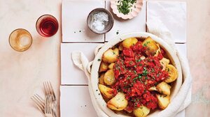 Τηγανητές πατάτες με σάλτσα ντομάτας