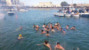 Πλήθος κόσμου στον αγιασμό των υδάτων στο Ρέθυμνο