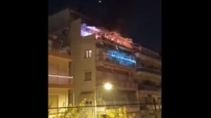 Τέντα διαμερίσματος άρπαξε φωτιά από τα πυροτεχνήματα