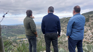 Ένα...ύποπτο παρεάκι κοιτάζει προς το Ηράκλειο από τις...Αρχάνες