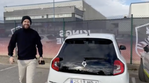 Το είπε και το'κανε: Ο Ζεράρ Πικέ έφτασε με Twingo και Cassio στα γραφεία της Kings League